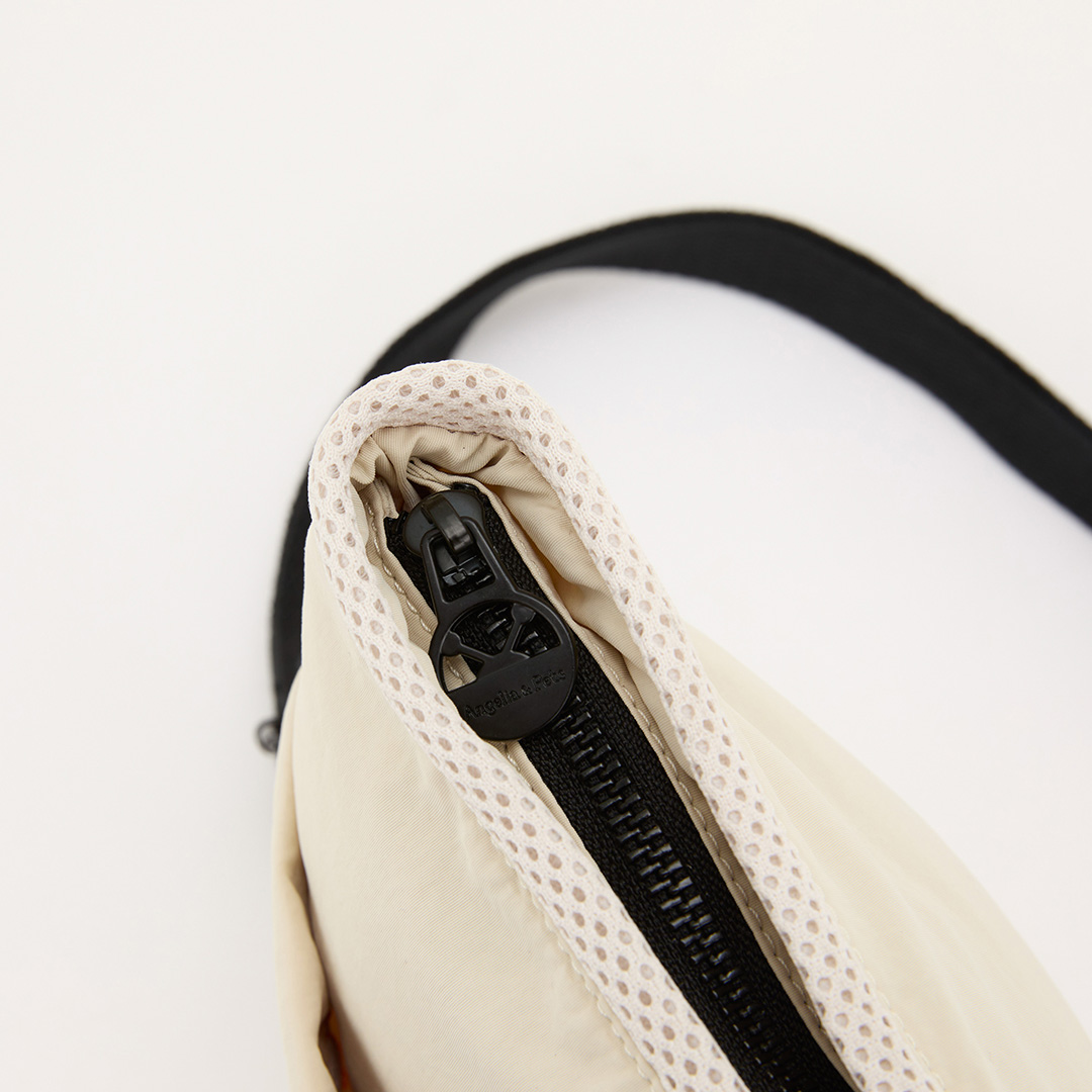 Angelia&Pets輕撥水側肩包-淺卡其