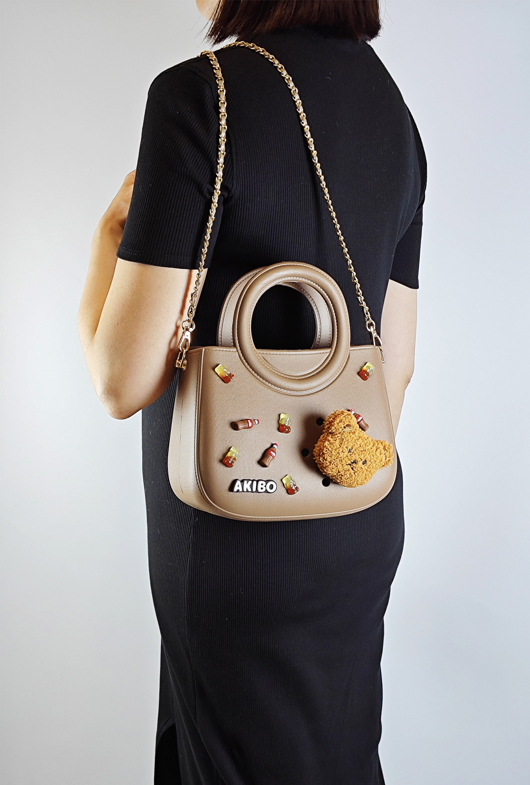 AKIBO滿月包-焦糖咖/魅力鍊條背帶(肩背手提洞洞包。中性款、輕量、防水)