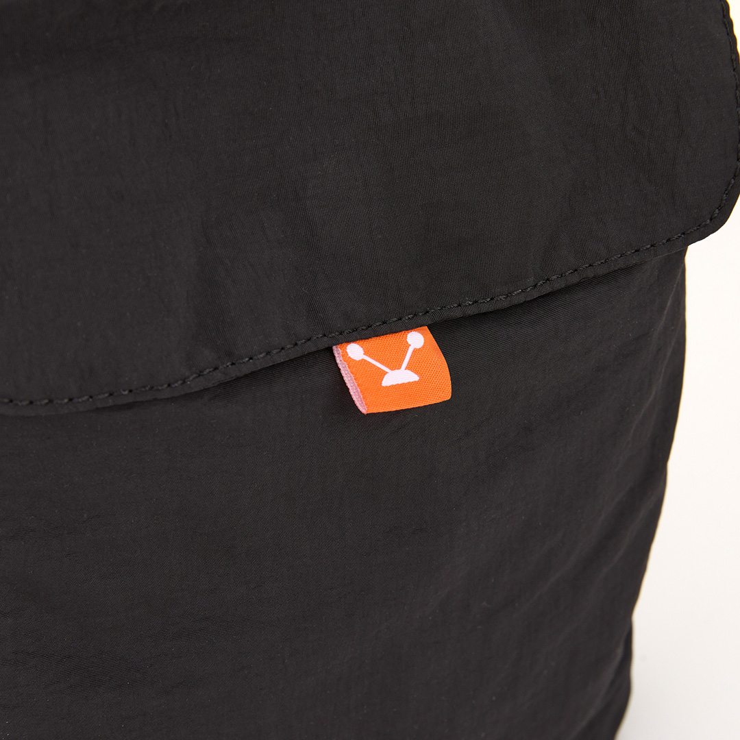 Angelia&Pets輕撥水側肩包-黑