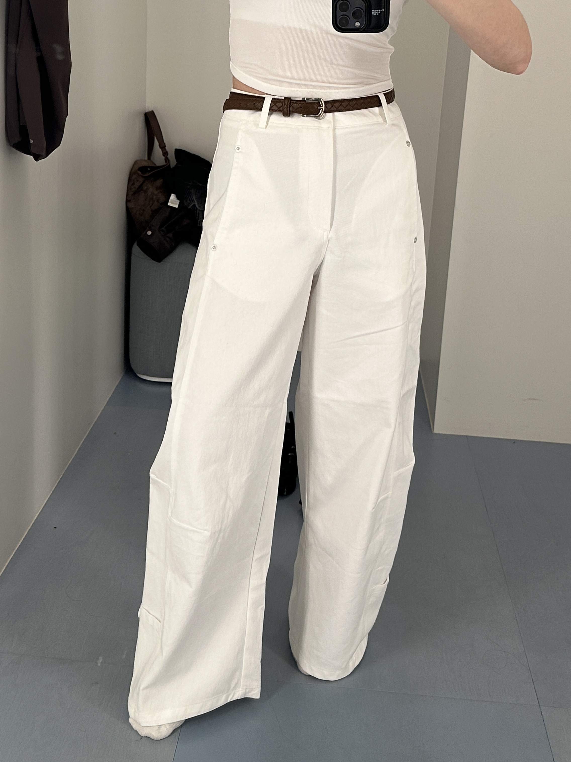 鉚釘設計反摺褲管附腰帶牛仔長褲