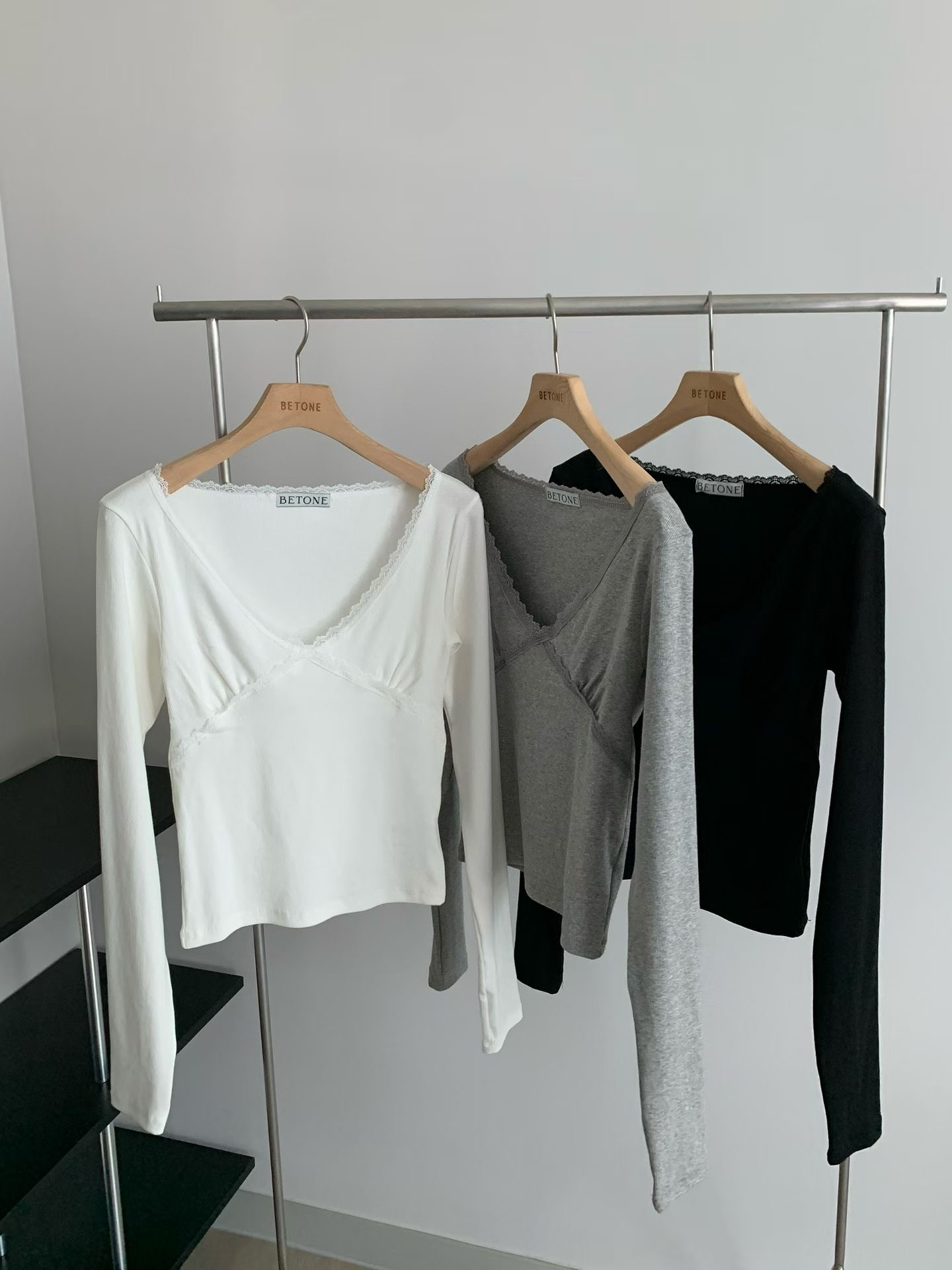 蕾絲領口小細節V領上衣