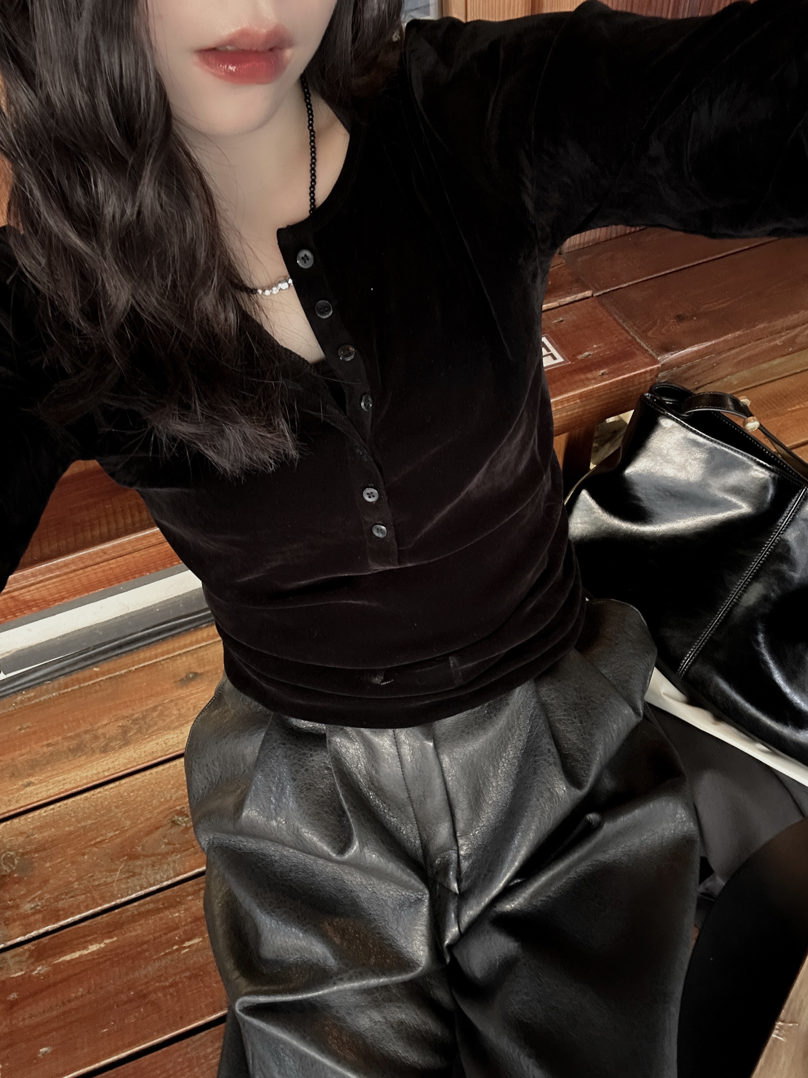 天鵝絨排扣翻領透膚上衣