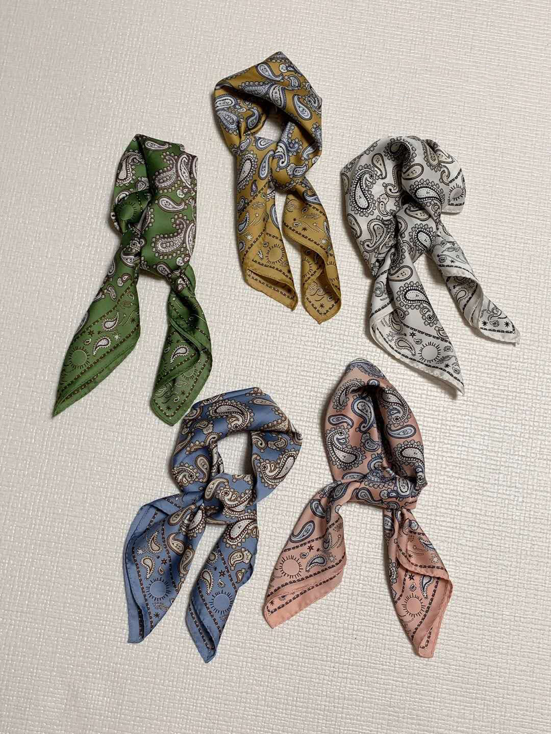 異國圖紋方形絲巾