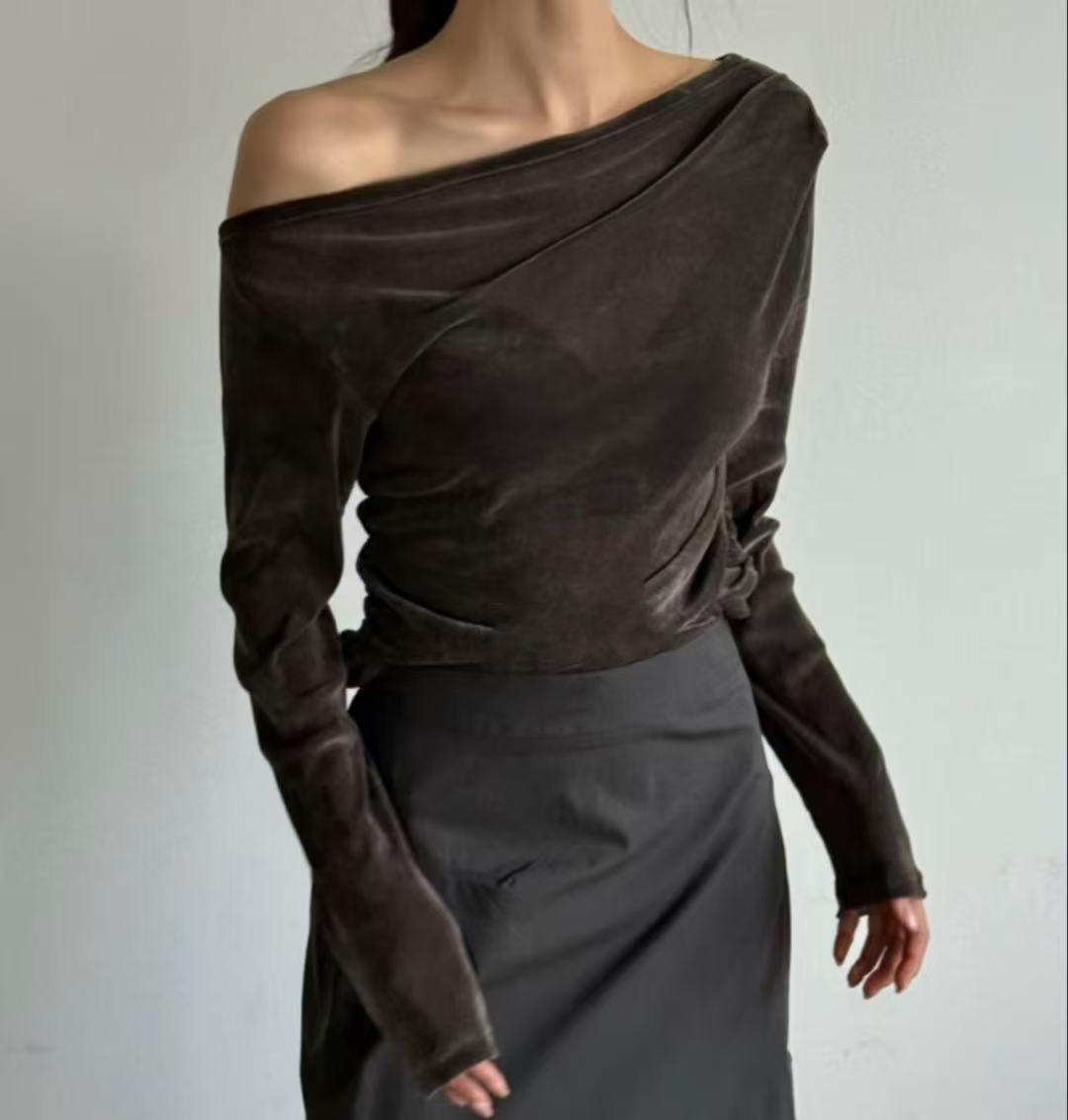 一字領絨面微透上衣