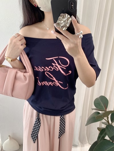 設計感斜領字母短袖T21