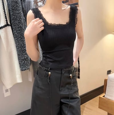 甜感蕾絲滾邊小心機背心（內附罩杯)4