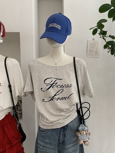 設計感斜領字母短袖T2