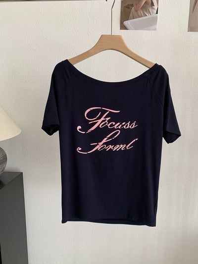 設計感斜領字母短袖T10