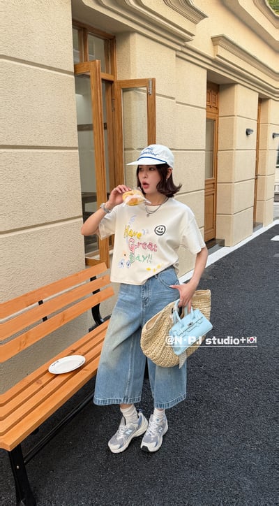 童趣塗鴉字母笑臉短版T｜減齡百搭款2