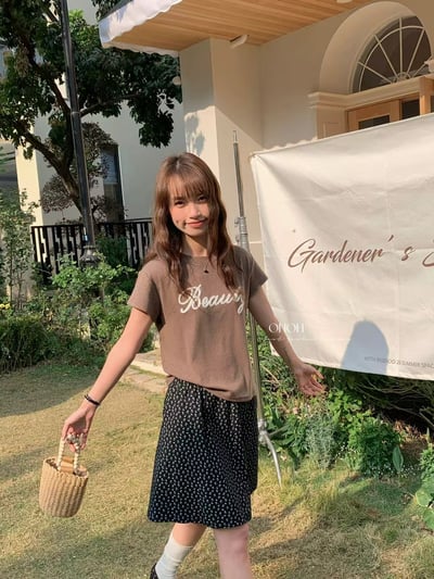 韓系氣質刺繡Beauty修身短版T17