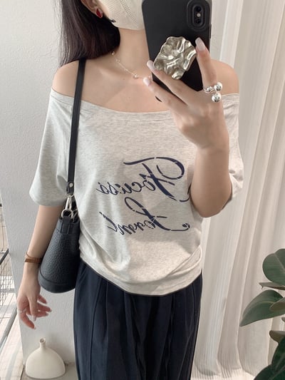 設計感斜領字母短袖T17