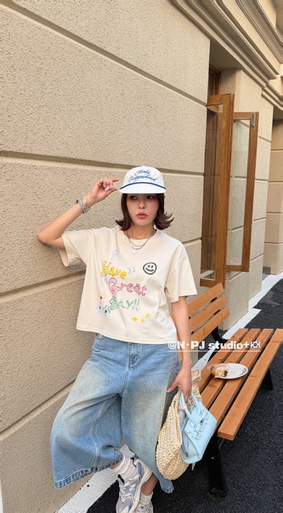 童趣塗鴉字母笑臉短版T｜減齡百搭款1