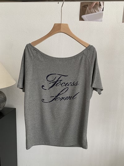 設計感斜領字母短袖T11