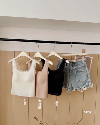 甜感蕾絲滾邊小心機背心（內附罩杯)2