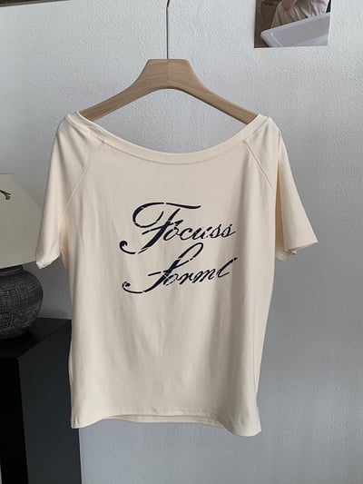 設計感斜領字母短袖T9