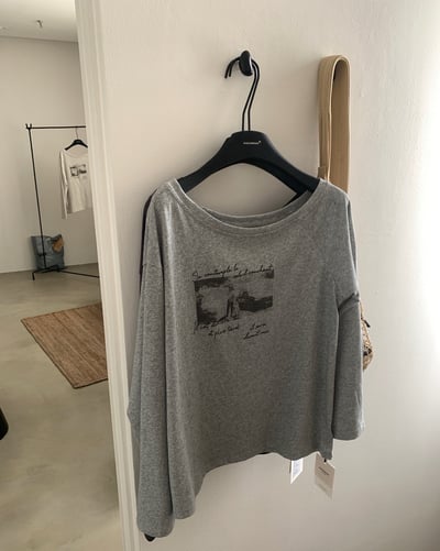 Kahlo｜慵懶斜肩感復古印花長袖T21