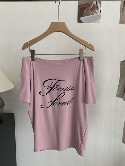 設計感斜領字母短袖T5