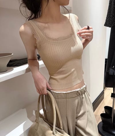 甜感蕾絲滾邊小心機背心（內附罩杯)7