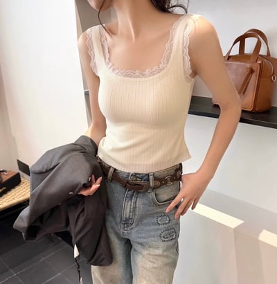 甜感蕾絲滾邊小心機背心（內附罩杯)9