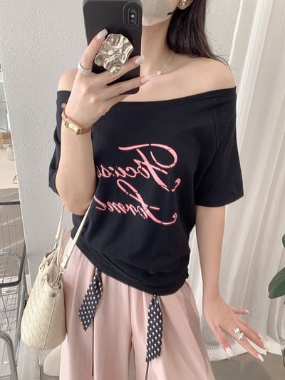 設計感斜領字母短袖T18
