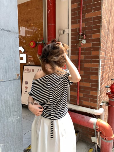 條紋斜肩綁帶針織上衣（加飄帶）9