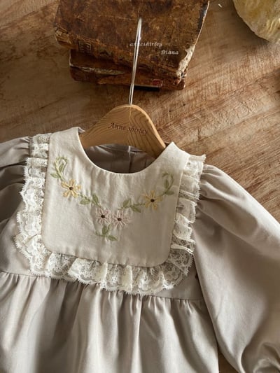 Anne Shirley04｜(3m-22m) 1色刺繡方領包屁衣11