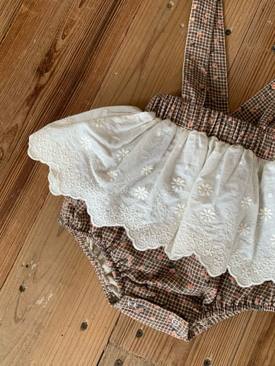 JE628｜(73cm-100cm) 格紋玫瑰花蕾絲包屁衣10