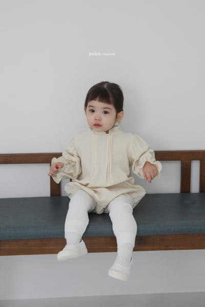 bebe nine05 (65-90) 2色抓皺荷葉立領包屁衣8