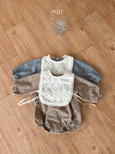 Nutt02｜(3m-16m) 愛心壓紋套裝含圍兜背心1