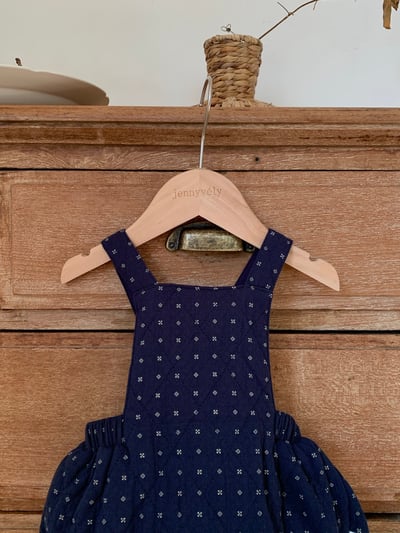 JE618｜(73cm-90cm) 小花舖棉吊帶褲/花邊領上衣3