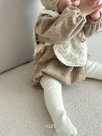 Nutt02｜(3m-16m) 愛心壓紋套裝含圍兜背心8