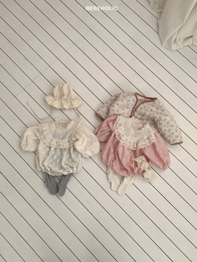 Bebe holic43｜(3m-18m) 蕾絲滾邊領壓花包屁衣11