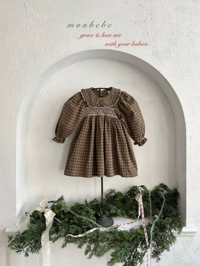 MONBEBE56｜(1y-8y) 荷葉領縮口袖格紋洋裝2