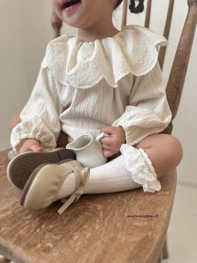 Bloom.b44｜(0m-18m) 蕾絲荷葉領壓紋包屁衣9
