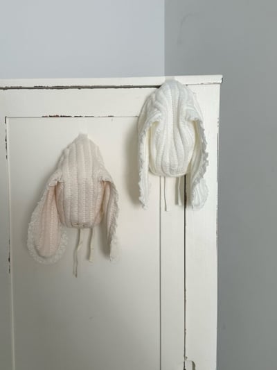 MONBEBE17｜(3m-12m) 坑條針織蕾絲兔耳綁戴帽7