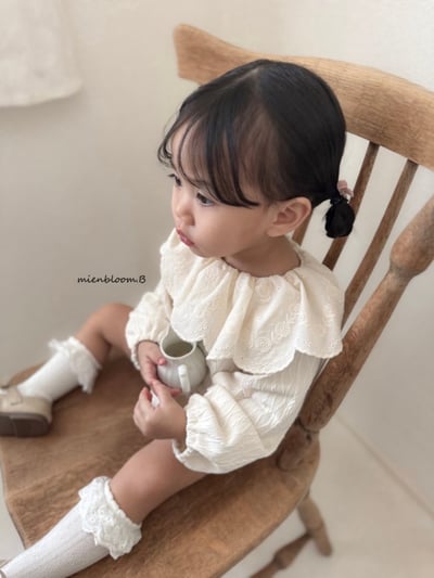 Bloom.b44｜(0m-18m) 蕾絲荷葉領壓紋包屁衣6