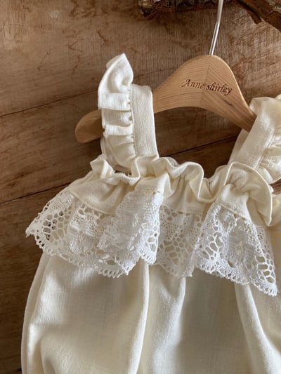 Anne Shirley07｜(3m-22m) 1色荷葉蕾絲無袖包屁衣2