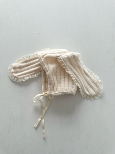 MONBEBE17｜(3m-12m) 坑條針織蕾絲兔耳綁戴帽3