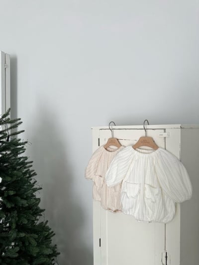 MONBEBE16｜(3m-24m) 坑條針織蕾絲口袋包屁衣4