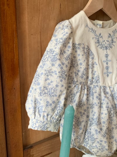 JE596｜(66cm-90cm) 藍色花藤包屁衣20