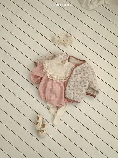 Bebe holic43｜(3m-18m) 蕾絲滾邊領壓花包屁衣17