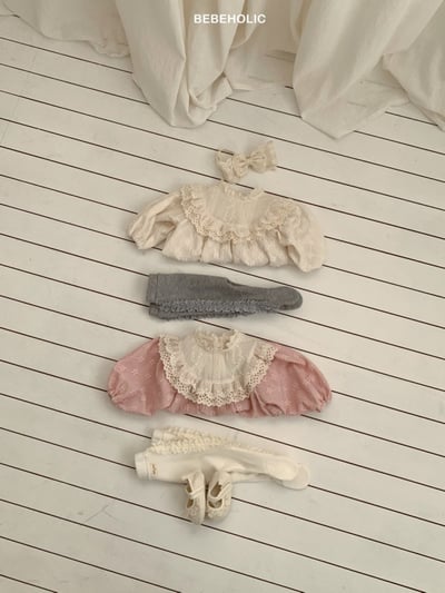 Bebe holic43｜(3m-18m) 蕾絲滾邊領壓花包屁衣7