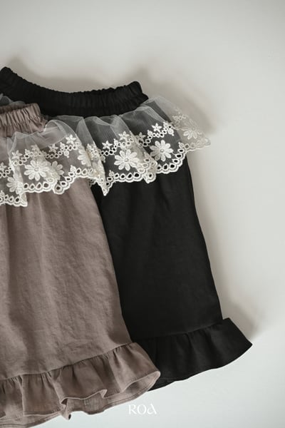 ROA29｜(6m-18m) 2色蕾絲裙擺荷葉七分褲4