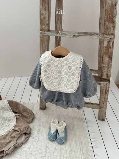 Nutt02｜(3m-16m) 愛心壓紋套裝含圍兜背心11