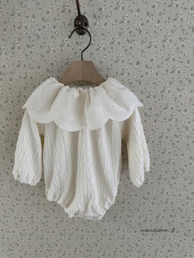 Bloom.b44｜(0m-18m) 蕾絲荷葉領壓紋包屁衣10