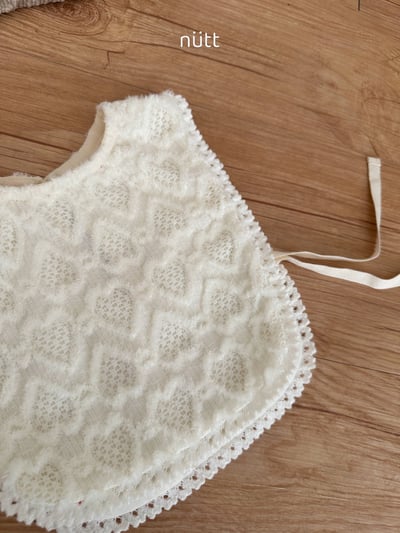 Nutt02｜(3m-16m) 愛心壓紋套裝含圍兜背心20