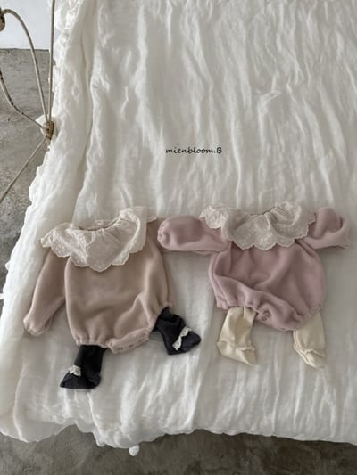 Bloom.b14｜(0m-24m) 蕾絲花瓣領包屁衣5