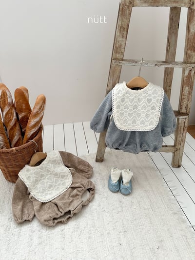 Nutt02｜(3m-16m) 愛心壓紋套裝含圍兜背心10