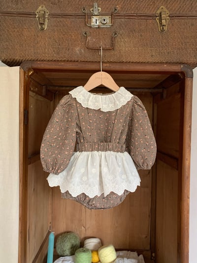 JE628｜(73cm-100cm) 格紋玫瑰花蕾絲包屁衣12