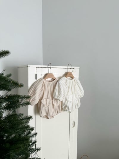 MONBEBE16｜(3m-24m) 坑條針織蕾絲口袋包屁衣8